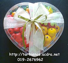 tart buah-buahan dalam bekas berbentuk hati