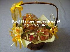 tart nenas ddalam bakul hantaran pertunangan