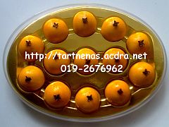 salah satu dari dua warna tart nenas bentuk mangga